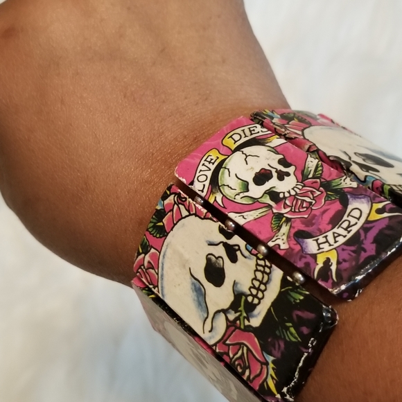 Skull pink white wooden  bracelet - Picture 4 of 4